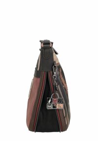 Borsa a tracolla in pelle marrone, nera e rosa con finitura strutturata, dotata di chiusura con zip e un charm decorativo. Forma triangolare con dettagli cuciti.