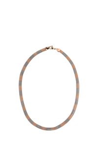 Szürke és rózsaarany fonott nyaklánc, sima felülettel, kerek formával és fém kapoccsal, amely biztonságos záródással rendelkezik.