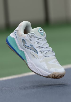 Zapatilla deportiva en blanco con acentos en azul claro, parte superior de malla, suela texturizada y un logotipo de marca distintivo. Diseño ligero y transpirable.