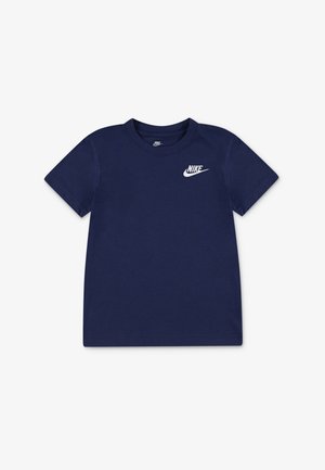 Μπλε ναυτικό βαμβακερό T-shirt με στρογγυλή λαιμόκοψη, κοντά μανίκια και λευκό λογότυπο Nike στο πάνω αριστερό μέρος του στήθους. Λεπτή υφή, casual σχέδιο.