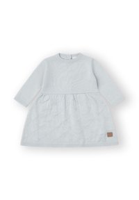 Vestido largo de bebé de manga larga en azul claro, tejido con falda de patrón de diamantes texturizados y puños acanalados sobre un fondo blanco.