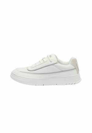 Lage witte leren sneaker met vetersluiting aan de voorkant, gevoerde kraag en dikke textuurzool.