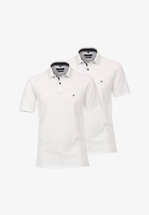 Dwie białe koszulki polo wykonane z miękkiego materiału. Posiadają klasyczny kołnierzyk, krótkie rękawy oraz małe logo na piersi.