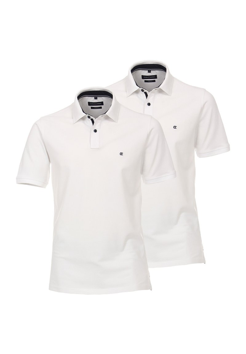 Due polo shirt bianchi realizzati in tessuto morbido. Presentano un colletto classico, maniche corte e un piccolo logo sul petto.