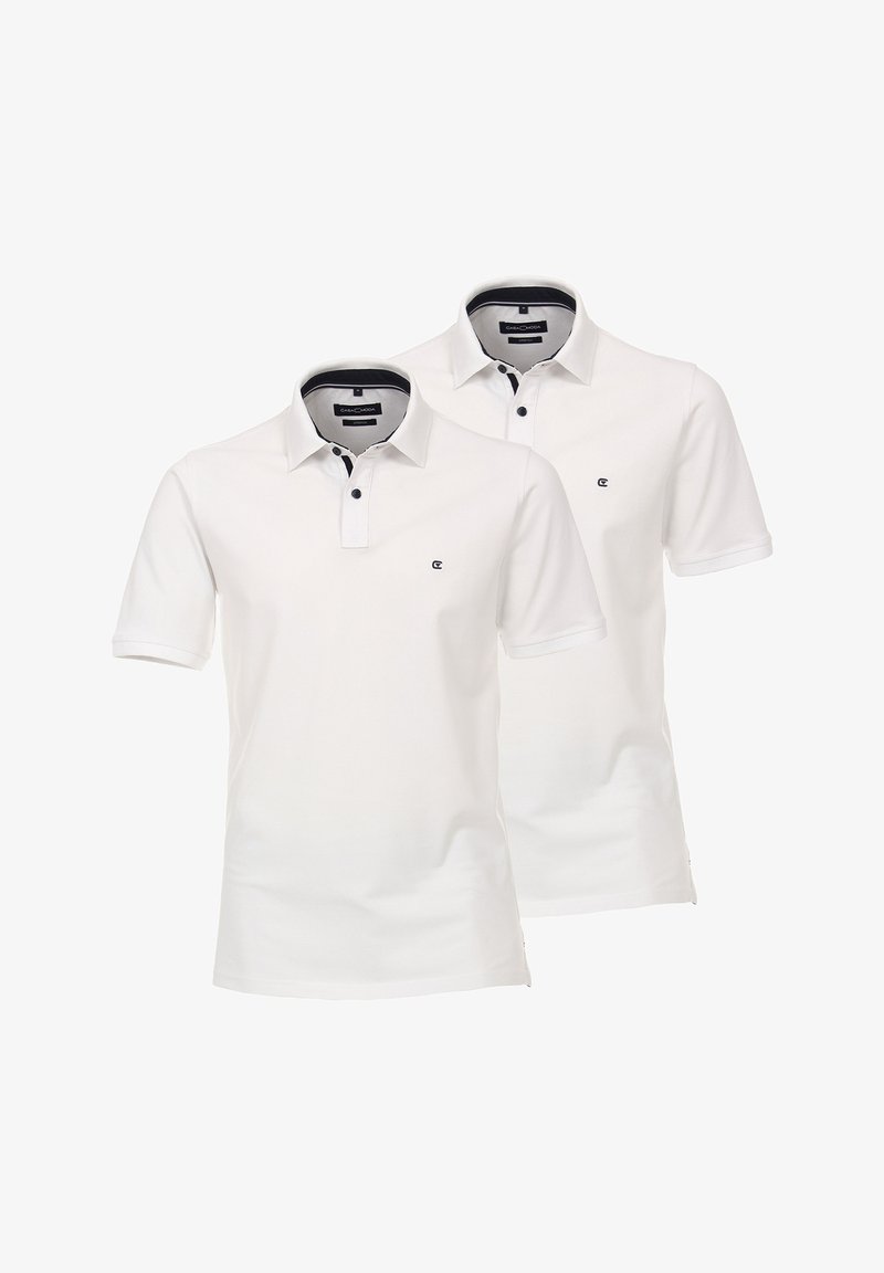 Dwie białe koszulki polo wykonane z miękkiego materiału. Posiadają klasyczny kołnierzyk, krótkie rękawy oraz małe logo na piersi.