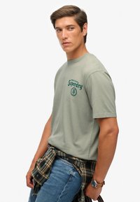 Superdry & Co TOKYO NARRATIVE LOOSE - Camiseta estampada - slate grey