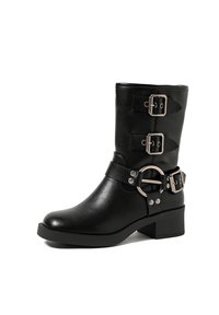 Stivaletti neri in pelle con tre cinturini decorativi a fibbia. Presentano una punta rotonda, un tacco spesso e un accento metallico circolare sul lato.