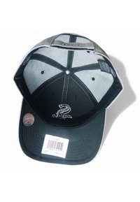 Widok od wewnątrz czarnej i szarej czapki baseballowej z białym logo, regulowanym paskiem, naklejką z kodem kreskowym oraz małą grafiką baseballa na daszku.