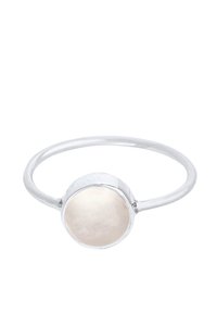 Anello d'argento con una pietra tonda e liscia di colore chiaro montata su una semplice e sottile fascia. La pietra ha una finitura lucida e una texturizzazione minima.