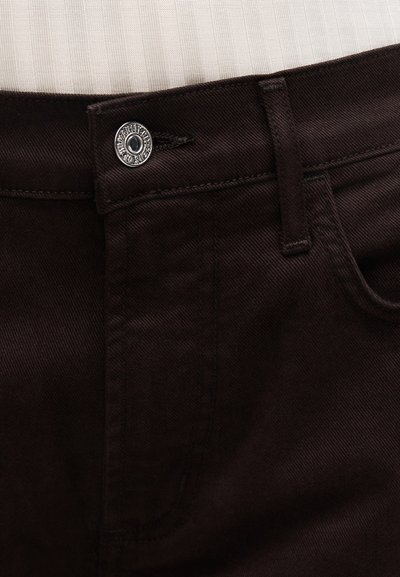 Rjave denim hlače z zaprte s sprednjim gumbom, zankami za pas in nežno teksturo. Tkanina je vzdržljiva z čistim, prefinjenim dizajnom.