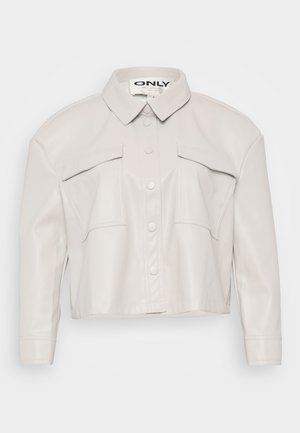 Kuttet lys beige faux skinnjakke med krage, knapplukking foran og to brystlommer. Glatt tekstur og minimalistisk design.