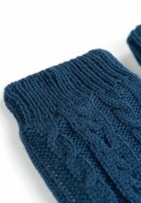Guanti senza dita in maglia blu scuro con polsini a coste e un motivo a treccia, che mostrano texture e dettagli nel tessuto.
