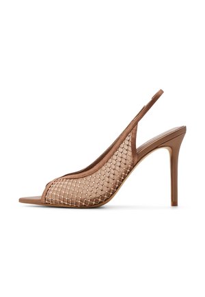 Brązowa sandałka na wysokim obcasie typu slingback z odkrytymi palcami i siateczką ozdobioną małymi perłami.