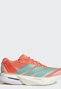 Różowo-turkusowy but do biegania Adidas z cholewką z siateczki, białą amortyzowaną podeszwą i technologią Lightstrike Pro widoczną na podeszwie środkowej.