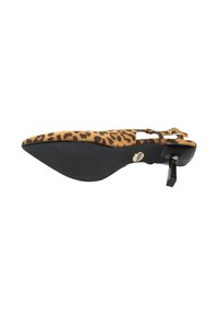 Leopárdmintás, hegyes orrú, kis blokk sarkú slingback cipő, puha anyagból készült, fekete gumitalpával és bokapánttal.