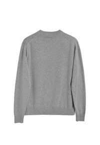 Maglione grigio a maglia con maniche lunghe, scollatura rotonda e polsini a coste. Tessuto morbido, design semplice e senza motivi o accessori visibili.