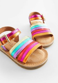 Kleurige sandalen met metalen gestreepte banden in roze, oranje, blauw en groen, met een gesp en een tan nep-suède voetbed.