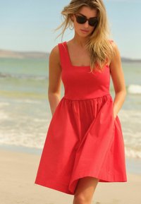 Next SUMMER MINI - REGULAR FIT - Haljina od žerseja - red