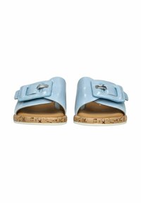 Sandales à glissière en patent bleu avec une large sangle et une boucle en argent, dotées d'une semelle en liège et d'une texture lisse. Design ouvert au niveau des orteils.