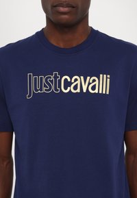 Just Cavalli LOGO - Marškinėliai su spaudiniu - medieval blue