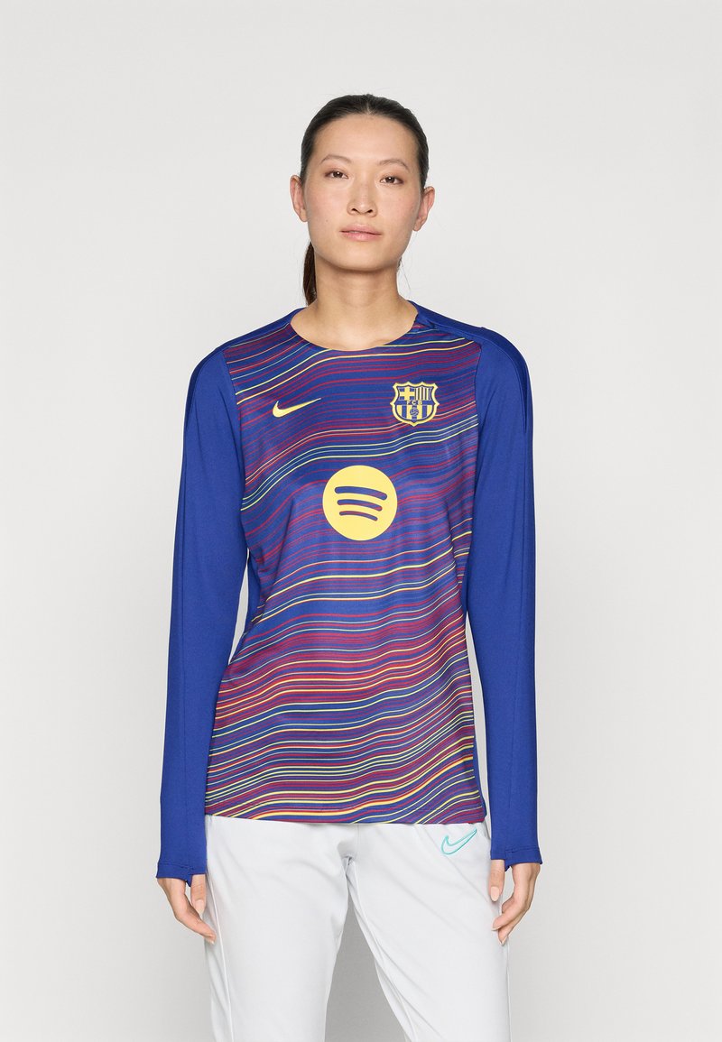 Sinine pika varrukaga jalgpallipusa, millel on mitmevärvilised horisontaalsed triibud, esitades FC Barcelona vappi ja ümmarguse Spotify logo esiküljel.
