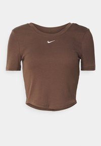 Braunes, kurzärmliges, cropped T-Shirt mit einem kleinen weißen Nike-Swoosh-Logo, das zentriert unter dem Rundhalsausschnitt platziert ist.