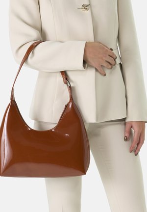 Braune lackleder Handtasche mit einer geschwungenen Form und glänzender Oberfläche. Der Träger ist verstellbar und hat ein metallisches Akzentdetail.