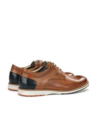 Zapatos de cuero marrón con un acabado suave, acentos de tacón azul oscuro y suelas blancas. Presentan cordones y detalles de costura en contraste.