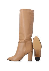 Tanfarbene kniehohe Stiefel mit schlaffem Design, spitzer Zehenform und klobigem Absatz. Die Sohle ist glatt, mit einem schwarzen Akzent in der Nähe des Absatzes.