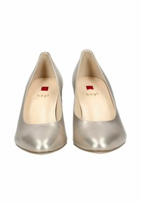 Chaussures à talons hauts en taupe métallique avec une texture lisse, un bout pointu et une semelle intérieure de marque arborant un petit logo rouge.