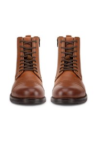 Hnedé kožené členkové čižmy s hladkým povrchom, so šnurovaním vpredu, textúrovanými stranami a bočným zipsom pre jednoduché obliekanie.