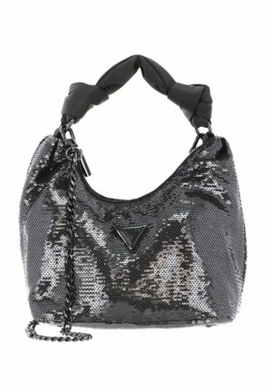 Schwarze Paillettenhandtasche mit gepolstertem Stoffgriff und Kettendetail, mit einer dreieckigen Metall-Logoplakette vorne.