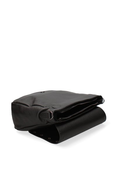Borsa nera in pelle con superficie testurizzata, dotata di chiusura con zip e scomparti multipli, piegata per mostrare una sezione aperta.