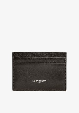 Schwarzer Leder-Kartenhalter mit drei Kartenfächern und weißem "LE TANNEUR 1898" Logo mittig auf der Vorderseite.