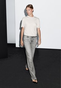 Massimo Dutti WITH FRAYED HEMS - Jeans Straight Leg - grey