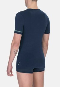 Navyblauwe short-sleeve bodysuit met een slim fit, gemaakt van een gladde stof; heeft een logo-detail op de linkermouw en een label aan de zoom.