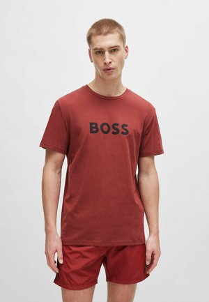 T-shirt in cotone rosso con maniche corte e scollatura a girocollo, con una stampa nera in rilievo "BOSS" sul davanti. Texture liscia.