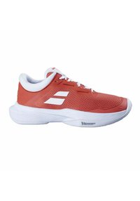 Zapatilla deportiva roja con acentos blancos, que cuenta con una parte superior de malla, cierre de cordones y suela de goma, diseñada para comodidad y estabilidad.