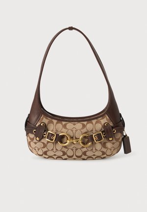 Bolso marrón de hombro con un estampado repetido de logotipos beige, ribetes de cuero oscuro, hebillas doradas, un detalle de cadena y una correa larga.