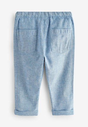 Pantalons en chambray bleu clair avec une taille élastique, deux poches arrière et des revers au bas. Texture douce et design décontracté.