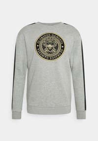 Sudadera gris de manga larga con rayas negras en las mangas y un emblema redondo negro y dorado que presenta una abeja y el texto "Glorious Gangsta" en el pecho.
