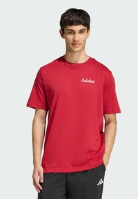 adidas Sportswear NOVELTY BOWL GRAPHIC - Tričko s potlačou - active maroon
