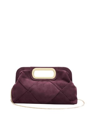 Lila Wildleder-Clutch mit einem goldfarbenen ovalen Griffausschnitt und einem dünnen goldenen Kettenriemen, dargestellt auf weißem Hintergrund.