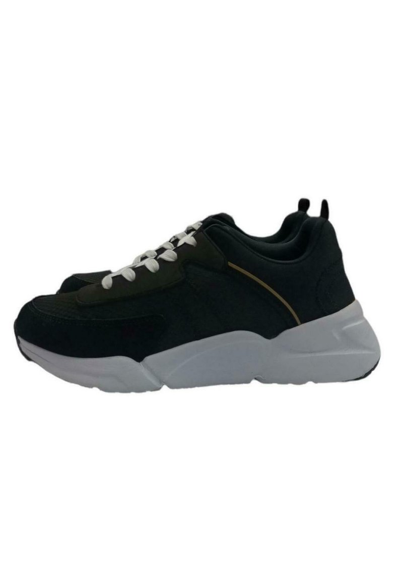 Schwarze Sportschuhe mit weißen Schnürsenkeln, einer stabilen weißen Sohle, aus Wildleder- und Netzmaterialien sowie einem subtilen goldenen Streifen entlang der Seite.