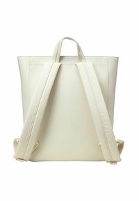 Sac à dos en cuir synthétique blanc avec une poignée supérieure et des bretelles réglables. Texture lisse, design minimaliste et lignes épurées. Aucune ornementation visible.