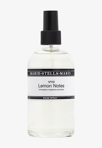 Flacone spray per ambienti in vetro trasparente con tappo spray nero. L'etichetta presenta testo in bianco e nero che dettaglia "Note di Limone" con gli ingredienti della fragranza elencati.