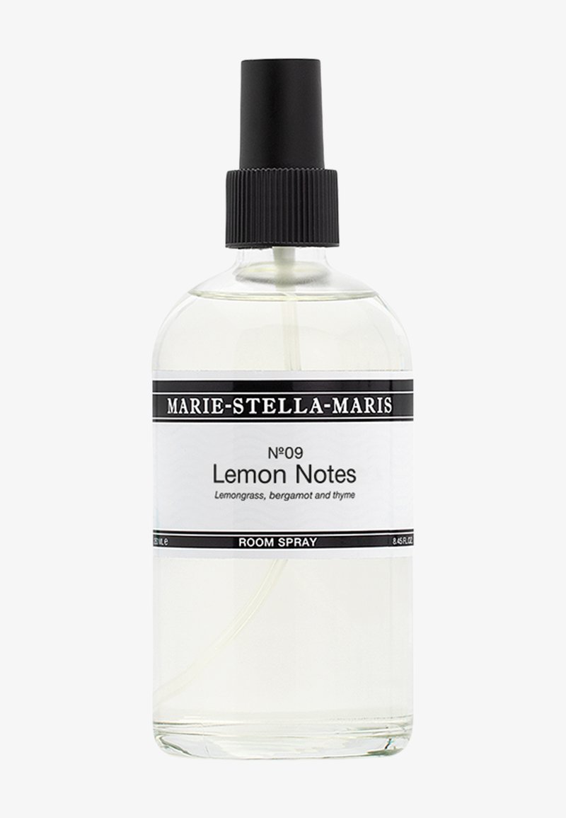 Flacone spray per ambienti in vetro trasparente con tappo spray nero. L'etichetta presenta testo in bianco e nero che dettaglia "Note di Limone" con gli ingredienti della fragranza elencati.