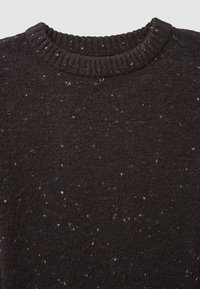 Maglione lavorato a maglia di colore marrone scuro con scollo a giro. Presenta macchie multicolori in rosa, blu e bianco su tutta la superficie texturizzata.
