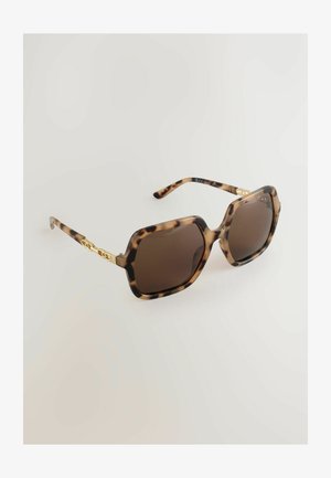 Ochelari de soare cu model de țestoasă, lentile maro, ramă octogonală robustă și accent din lanț auriu pe tample. Textură netedă, finisaj lucios.