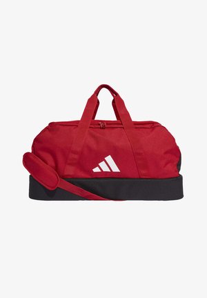 Rode sporttas met zwarte bodem, bovenrits en dubbele handgrepen. Heeft een wit logo en een verstelbare schouderband. Duurzaam materiaal.